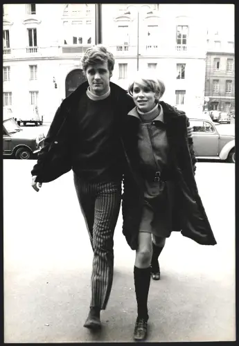 Fotografie Schauspielerin Mireille Darc Arm in Arm mit einem Mann, Grossformat 22 x 33cm