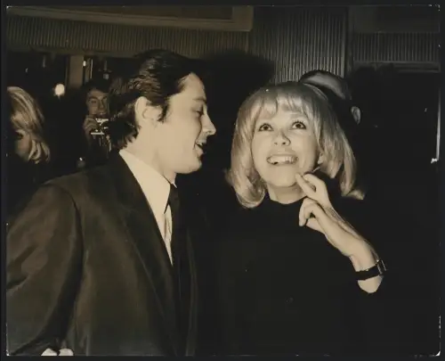 Fotografie Schauspieler Mireille Darc und Alain Delon bei einem Empfang, Grossformat 25 x 20cm
