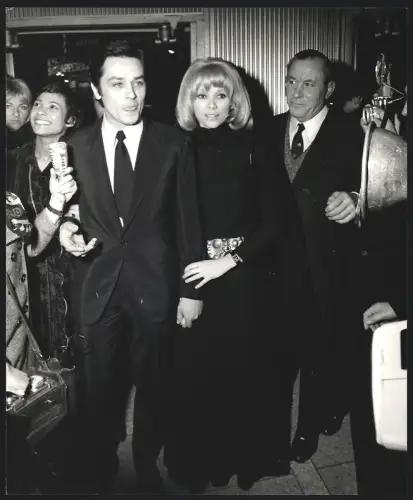 Fotografie Schauspieler Mireille Darc und Alain Delon bei einem Empfang, Grossformat 20 x 25cm