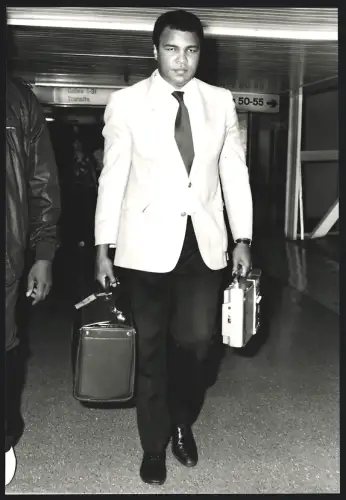 Fotografie Boxer Muhammad Ali mit seinem Gepäck, Grossformat 17 x 26cm