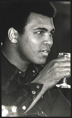 Fotografie Boxer Muhammad Ali mit einem Glas in der Hand, Grossformat 15 x 25cm