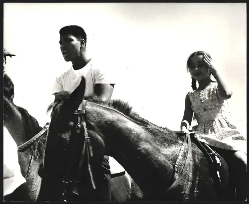 Fotografie Boxer Muhammad Ali mit einem Fan auf Pferden, Grossformat 25 x 21cm