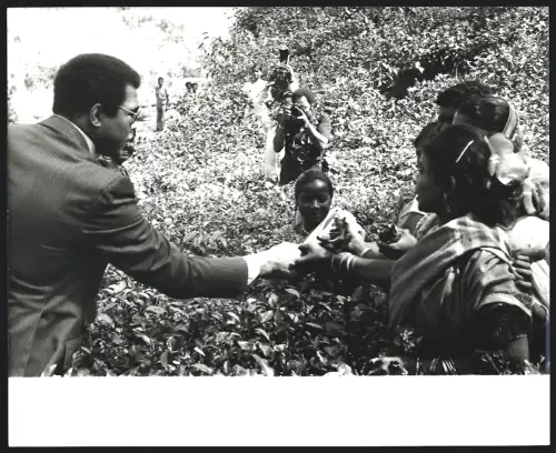 Fotografie Boxer Muhammad Ali schüttelt die Hand von einem Fan, Grossformat 25 x 21cm