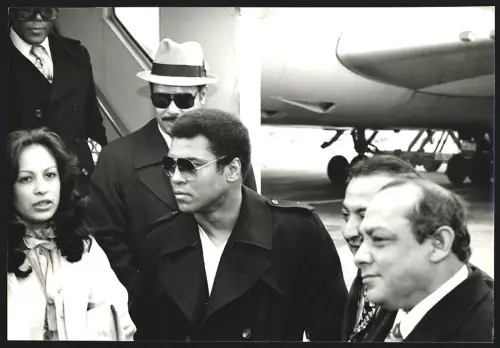 Fotografie Boxer Muhammad Ali beim Verlassen eines Flugzeugs, Grossformat 25 x 17cm