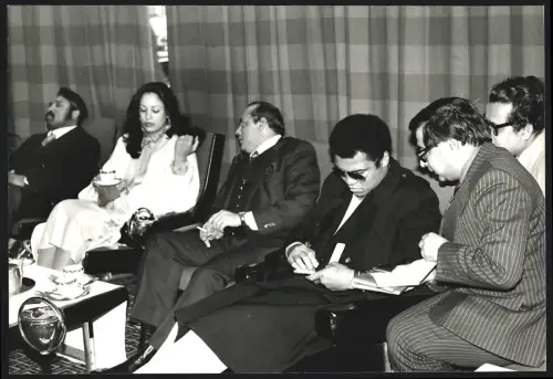 Fotografie Boxer Muhammad Ali gibt Autogramme, Grossformat 25 x 17cm