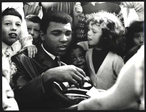 Fotografie Boxer Muhammad Ali umgeben von Kindern, Grossformat 26 x 20cm