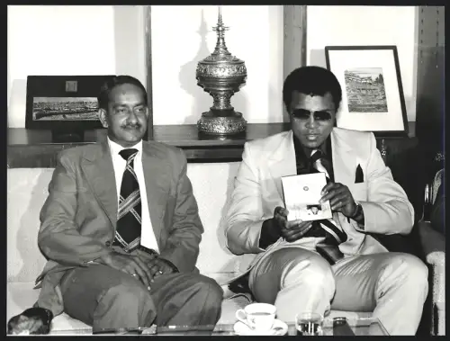 Fotografie Boxer Muhammad Ali präsentiert seinen Reisepass