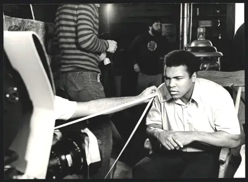 Fotografie Boxer Muhammad Ali bei der Vorbereitung eines Interviews