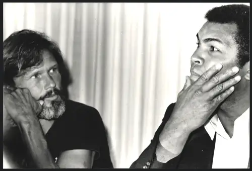 Fotografie Boxer Muhammad Ali mit Schauspieler Kris Kristofferson, Grossformat 30 x 20cm