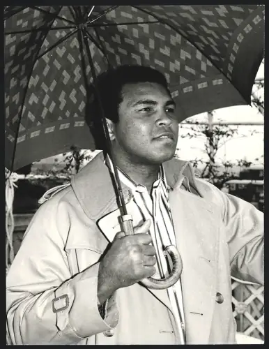 Fotografie Boxer Muhammad Ali mit einem Regenschirm