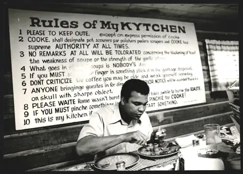 Fotografie Boxer Muhammad Ali beim Essen, Rules of my Kytchen