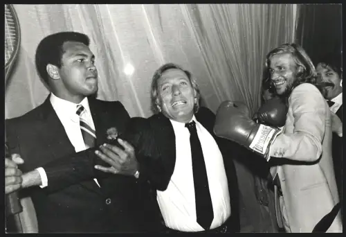 Fotografie Boxer Muhammad Ali mit Tennisspieler Björn Borg in Boxhandschuhen, Grossformat 25 x 17cm