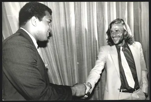 Fotografie Boxer Muhammad Ali schüttelt die Hand von Tennisspieler Björn Borg, Grossformat 25 x 17cm