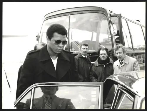 Fotografie Boxer Muhammad Ali mit Sonnenbrille beim Einstieg in ein Auto, Grossformat 25 x 19cm