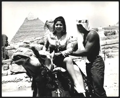Fotografie Boxer Muhammad Ali oben ohne reitet mit einer Ägypterin bei den Pyramiden auf einem Kamel, 25 x 21cm
