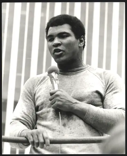Fotografie Boxer Muhammad Ali spricht in ein Mikrofon, Grossformat 21 x 25cm