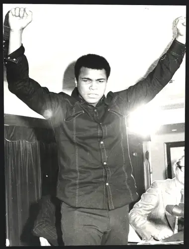 Fotografie Boxer Muhammad Ali mit erhobenen Armen I am the Greatest!