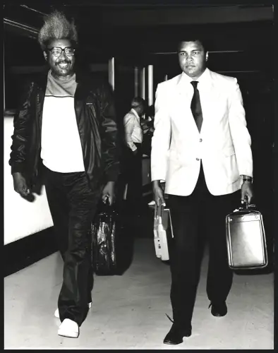 Fotografie Boxer Muhammad Ali mit seinem Gepäck nebst Don King, Grossformat 20 x 26cm