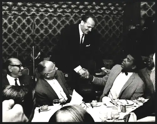 Fotografie Boxer Muhammad Ali schüttelt die Hand von Henry Cooper