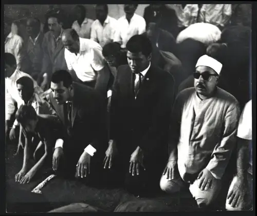 Fotografie Boxer Muhammad Ali beim Gebet in der Al Hussein Moschee in Kairo