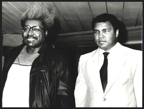 Fotografie Boxer Muhammad Ali neben Promoter Don King, Grossformat 26 x 19cm