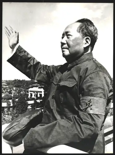 Fotografie Ehemaliger Staatspräsident der Volksrepublik China Mao Tse-Tung mit zum Gruss erhobenem Arm, 19 x 26cm