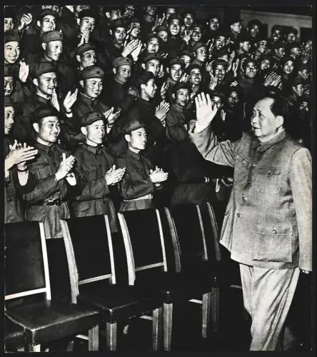 Fotografie Ehemaliger Staatspräsident der Volksrepublik China Mao Tse-Tung vor PLA Soldaten im Jahr 1964
