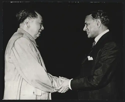 Fotografie Ehemaliger Staatspräsident der Volksrepublik China Mao Tse-Tung mit Pakistans Aussenminister Arshad Husain