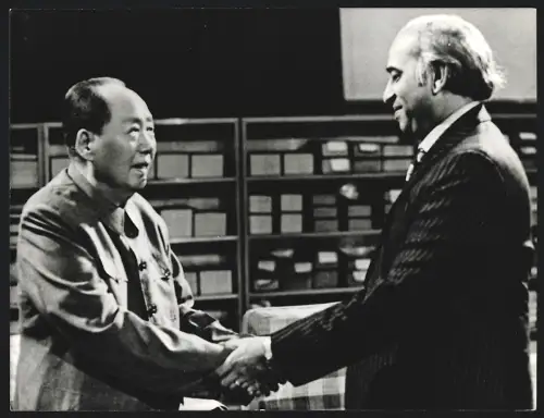 Fotografie Ehemaliger Staatspräsident der Volksrepublik China Mao Tse-Tung mit Pakistans Präsident Ali Bhutto