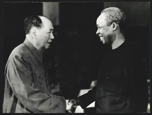 Fotografie Ehemaliger Staatspräsident der Volksrepublik China Mao Tse-Tung mit Tansanias Präsident Julius Nyerere