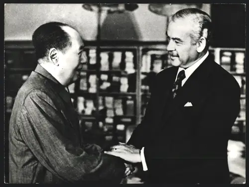 Fotografie Ehemaliger Staatspräsident der Volksrepublik China Mao Tse-Tung mit Vizepräsident Hussein El Shafai