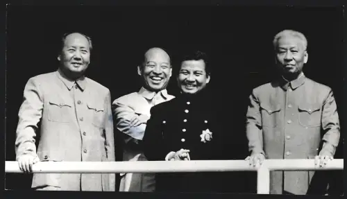 Fotografie Ehemaliger Staatspräsident der Volksrepublik China Mao Tse-Tung mit Prinz Norodom Sihanouk von Kambodscha