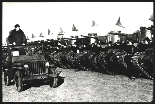 Fotografie Ehemaliger Staatspräsident der Volksrepublik China Mao Tse-Tung passiert eine Reihe wartender Panzer
