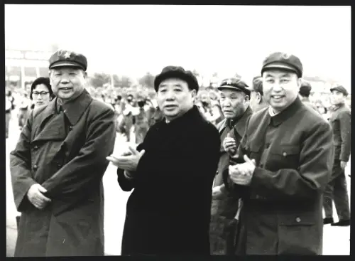 Fotografie Chen Hei Lien, Wang Tung-haing und Hua Kuo-feng in Uniformen, Grossformat 25 x 18cm