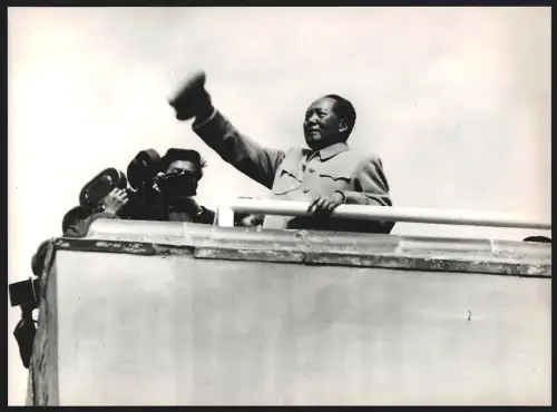 Fotografie Ehemaliger Staatspräsident der Volksrepublik China Mao Tse-Tung begrüsst eine Menschenmenge, 26 x 19cm