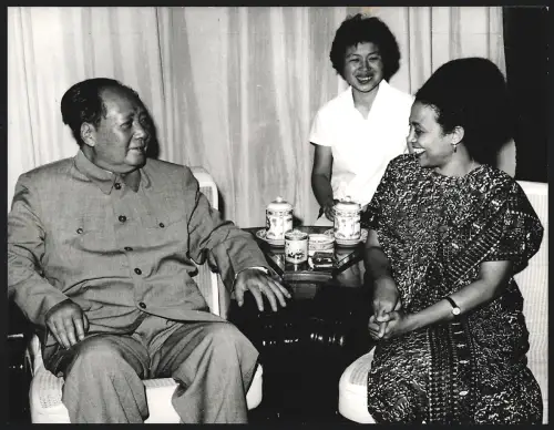 Fotografie Ehemaliger Staatspräsident der Volksrepublik China Mao Tse-Tung beim Tee mit Fatuma Karume von Tanzania