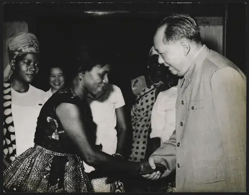 Fotografie Ehemaliger Staatspräsident der Volksrepublik China Mao Tse-Tung mit Madame Kawawa von Tanzania, 26 x 20cm