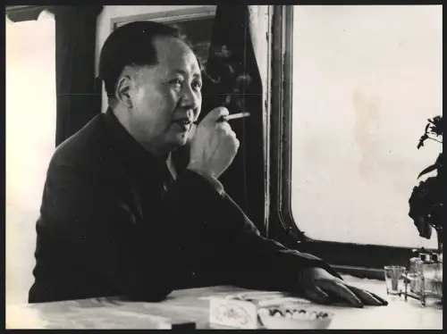 Fotografie Ehemaliger Staatspräsident der Volksrepublik China Mao Tse-Tung mit einer Zigarette, Grossformat 27 x 20cm