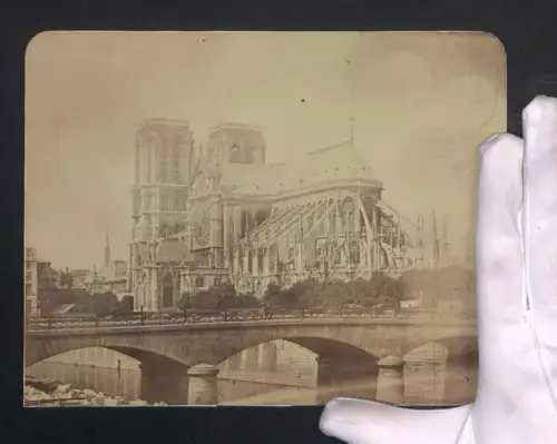 Fotografie unbekannter Fotograf, Ansicht Paris, Kathedrale Notre Dame mit Brücke