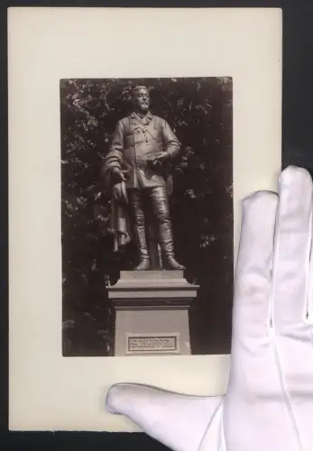 Fotografie unbekannter Fotograf, Ansicht Heidelberg, Scheffel Denkmal vor einer Hecke, Grossformat 16 x 25cm