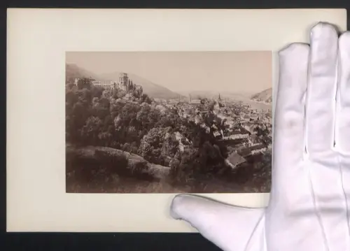 Fotografie unbekannter Fotograf, Ansicht Heidelberg, Ortsansicht aus der Vogelschau mit Fluss, Grossformat 16 x 25cm
