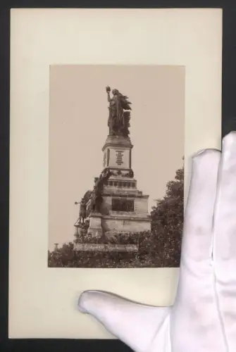 Fotografie unbekannter Fotograf, Ansicht Niederwald, Blick zum Nationaldenkmal, Grossformat 16 x 25cm