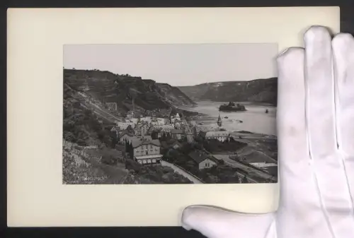 Fotografie unbekannter Fotograf, Ansicht Bacharach, Ortsansicht mit Bahngleisen und Kirche, Grossformat 16 x 25cm