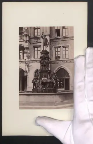 Fotografie unbekannter Fotograf, Ansicht München, Fischbrunnen vor dem Rathaus 1865, Grossformat 16 x 25cm