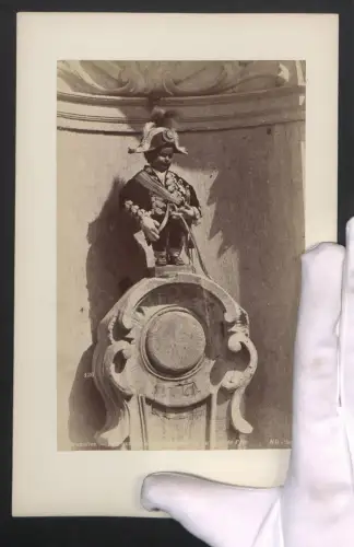 Fotografie unbekannter Fotograf, Ansicht Bruxelles, La Fontaine du Manneken-Piss un jour de Fete, Grossformat 16 x 25cm