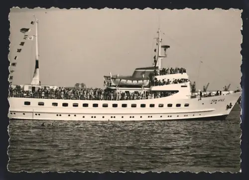 Fotografie Passagierschiff Tom Kyle mit zahlreichen Passagieren an Deck