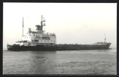 Fotografie Sowjetisches Frachtschiff Kapitan Panfilov aus Klajpeda tief beladen auf See