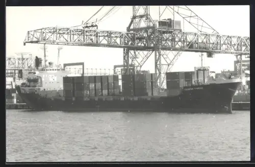 Fotografie Sowjetisches Containerschiff Kapitan Tomson im Hafen beim Löschen der Ladung