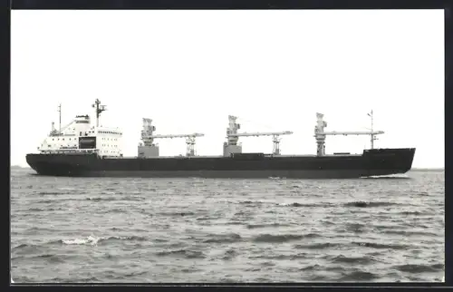 Fotografie Sowjetisches Frachtschiff Kapitan Bodenko mit Schwergut-Ladebäumen an Deck