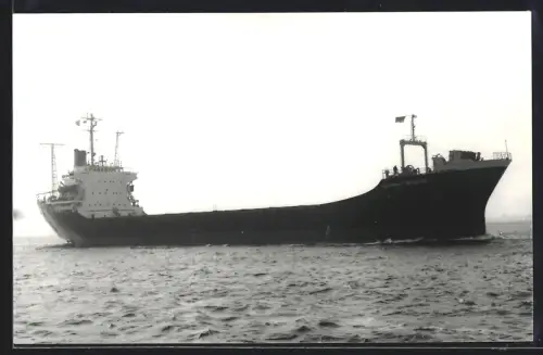 Fotografie Sowjetisches Frachtschiff Kapitan Jakovlev in Ballast einen Hafen ansteuernd